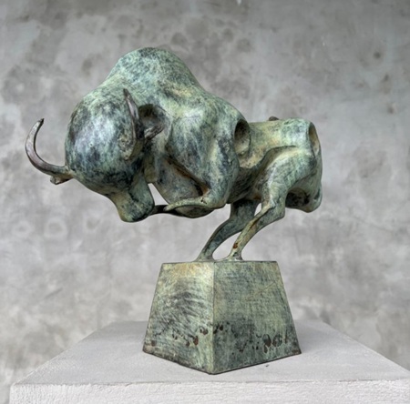Kubistischer Stier aus Bronze