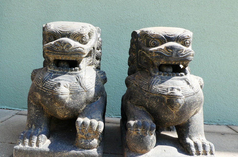 Tempellöwen aus Lavastein gegossen