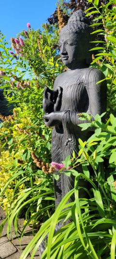 Stehender Buddha aus Lavaguss